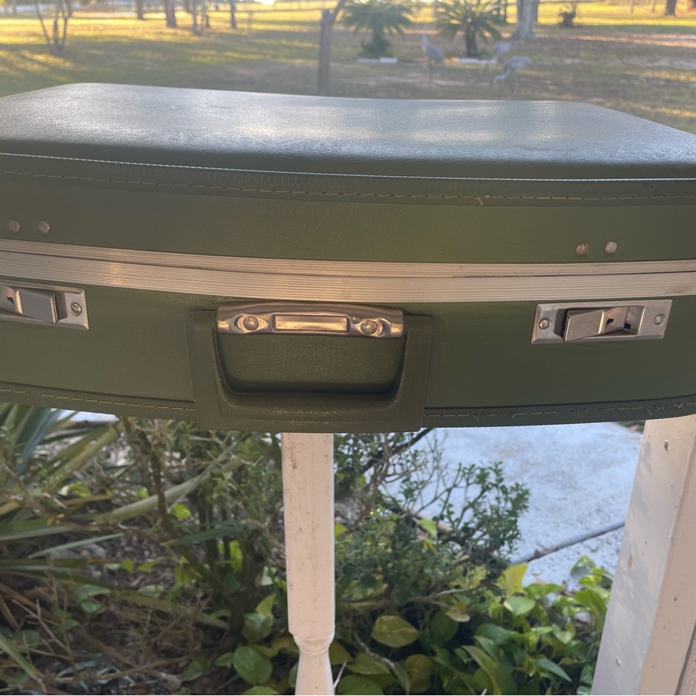 Vintage 70’s (looks like a Samsonite) suitcase 🪩🧳🥑✨